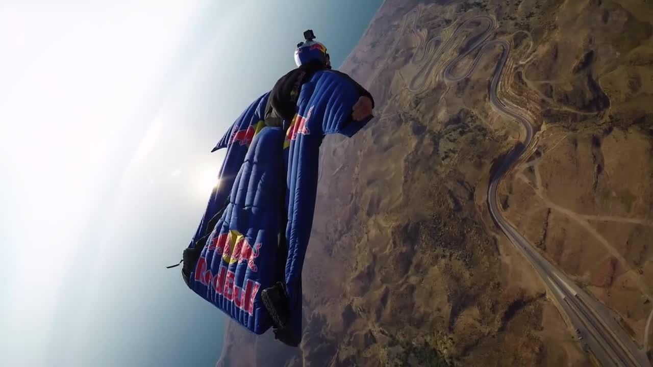 Perth Utroskab nudler Red Bull sky divers and aerobatic team wows AirVenture crowd