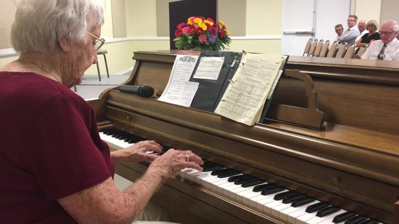 gammal Mesa kvinna spelar piano i kyrkangammal Mesa kvinna spelar piano i kyrkan  