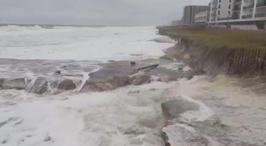 Raw Video Florence Batters Delaware Coast