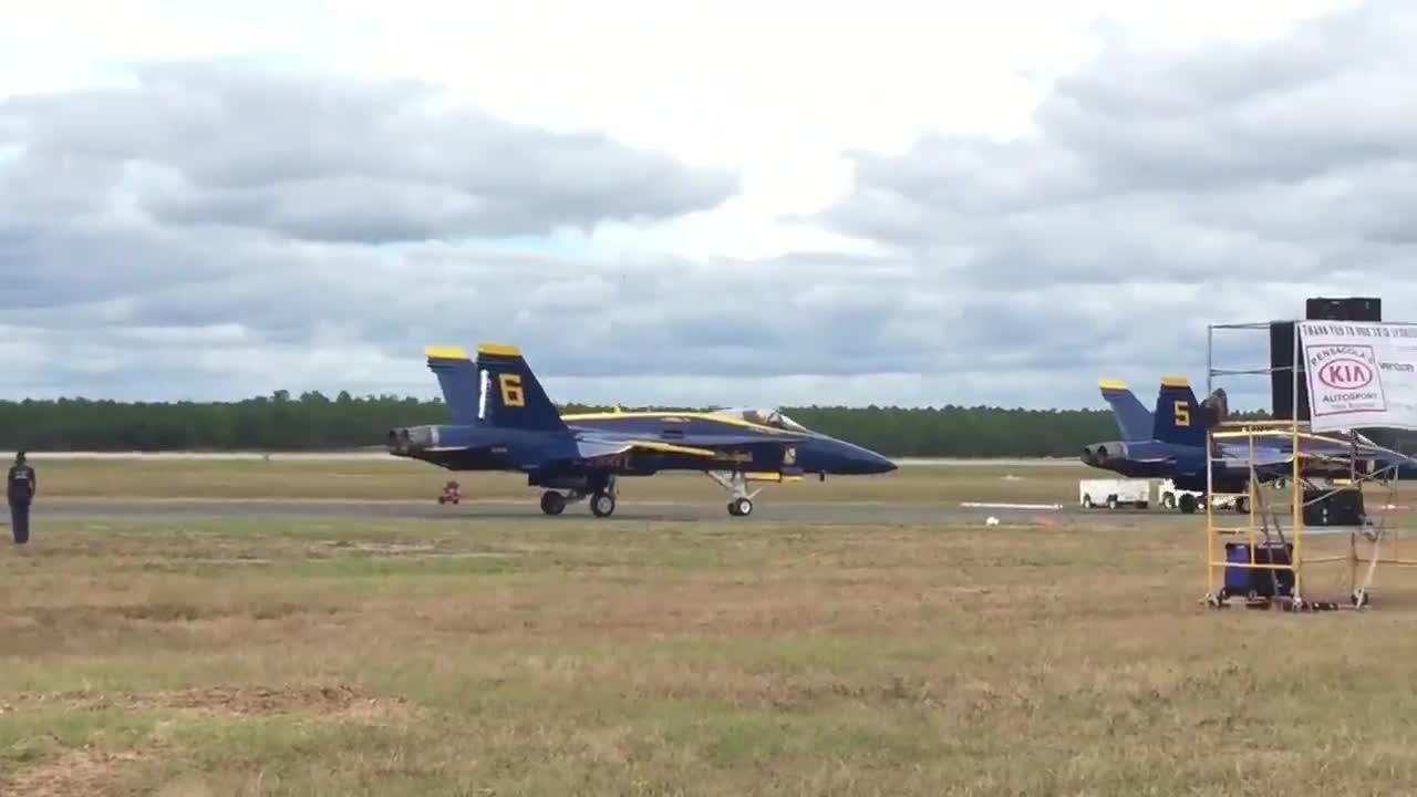 Video Blue Angels prepare for take off at air show