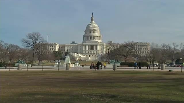 US lawmakers scramble on immigration, shutdown paused