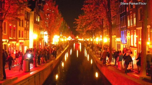 Politisk affjedring uhøjtidelig Amsterdam bans tours at red light district, leaving sex workers angry