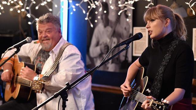 Taylor Swift Goes Country Shocks Fans At Bluebird Cafe