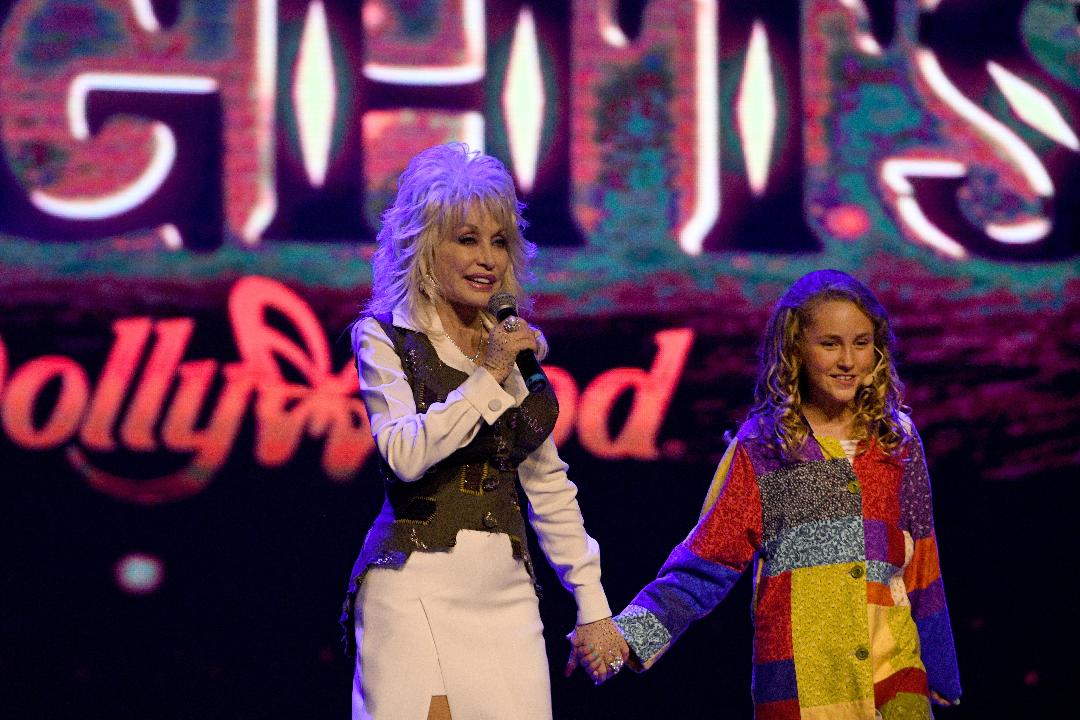 Dolly Parton sings with Tori at Dollywood