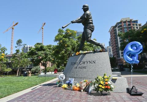 Tony Gwynn, MLB Hall of Famer and Padres icon, dead from cancer at 54 - CBS  News