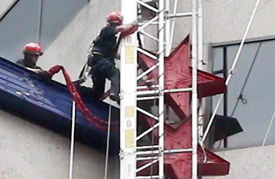 2 workers 'self rescue' from failed skyscraper platform