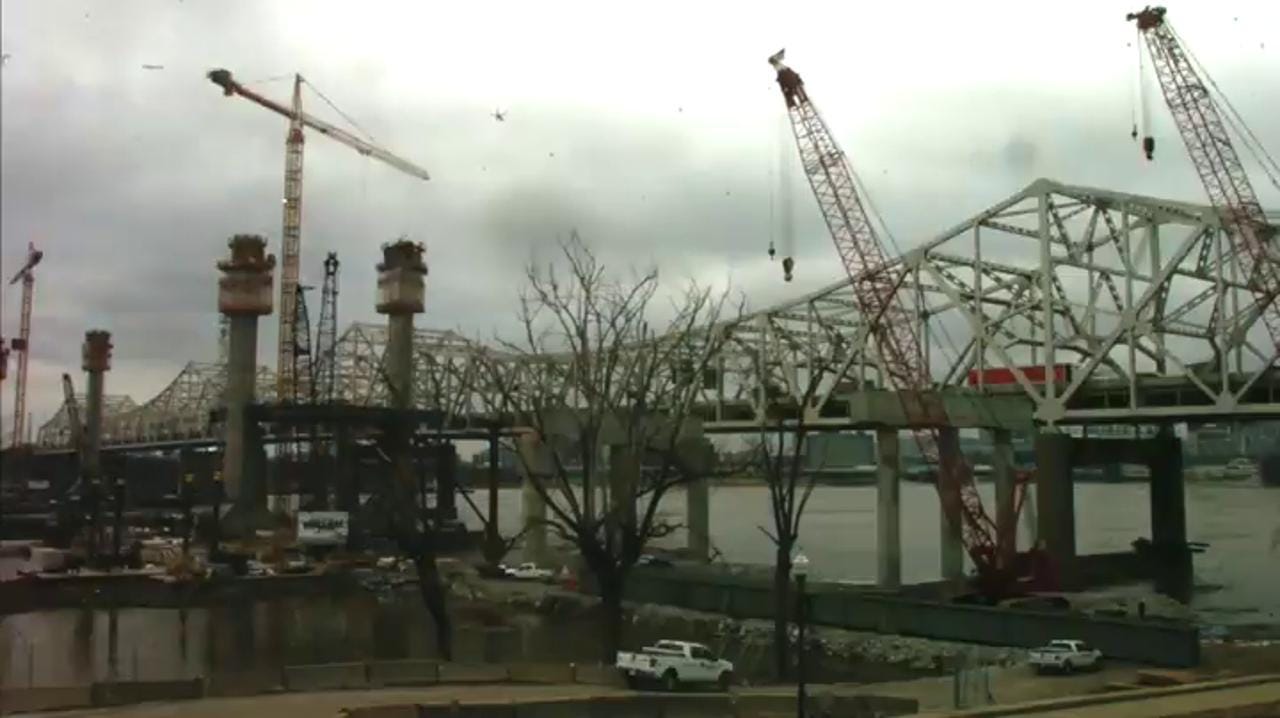 Crane collapses at Ohio River bridge site