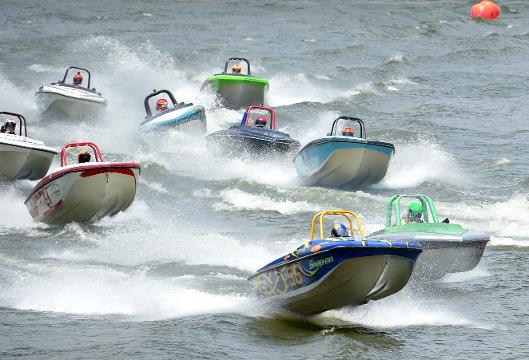 Powerboats race on the Cumberland