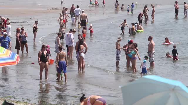 People flock to Oakland Beach to start summer